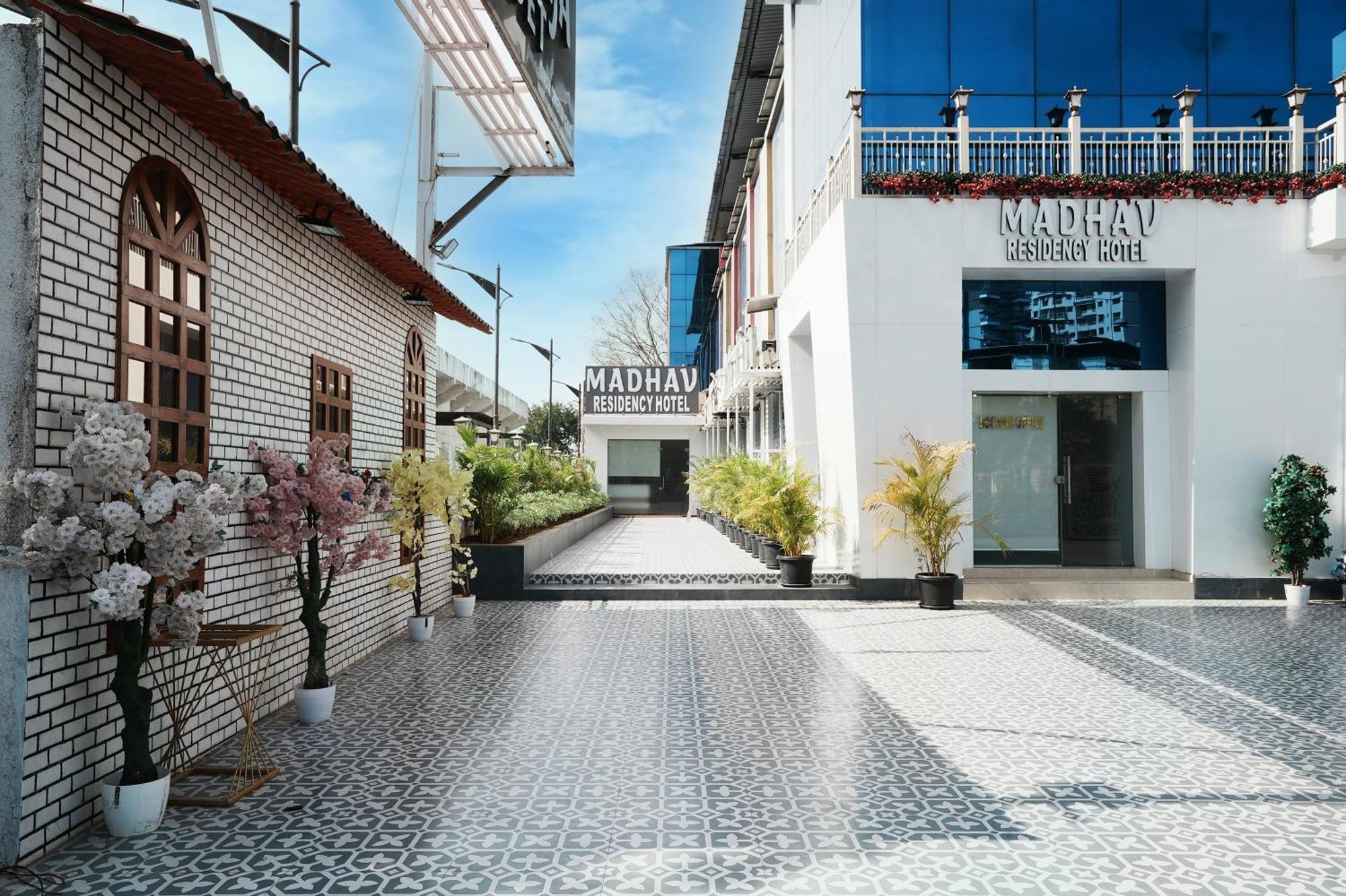 Madhav Residency Hotel & Banquet, Kalyan, Mumbai Exterior foto