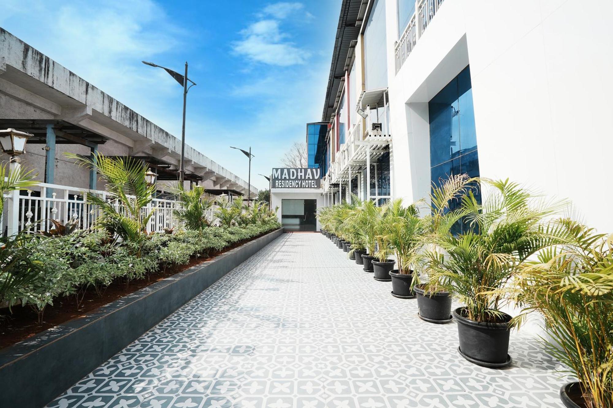 Madhav Residency Hotel & Banquet, Kalyan, Mumbai Exterior foto